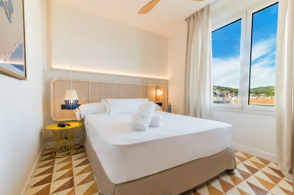 Habitación Deluxe del Hotel Akquaaa en Calafell, con vistas al mar Mediterráneo