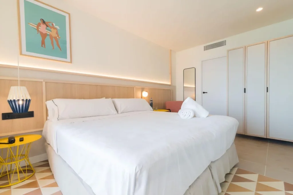 Habitación Superior del Hotel Akquaaa en Calafell, con vistas al mar Mediterráneo
