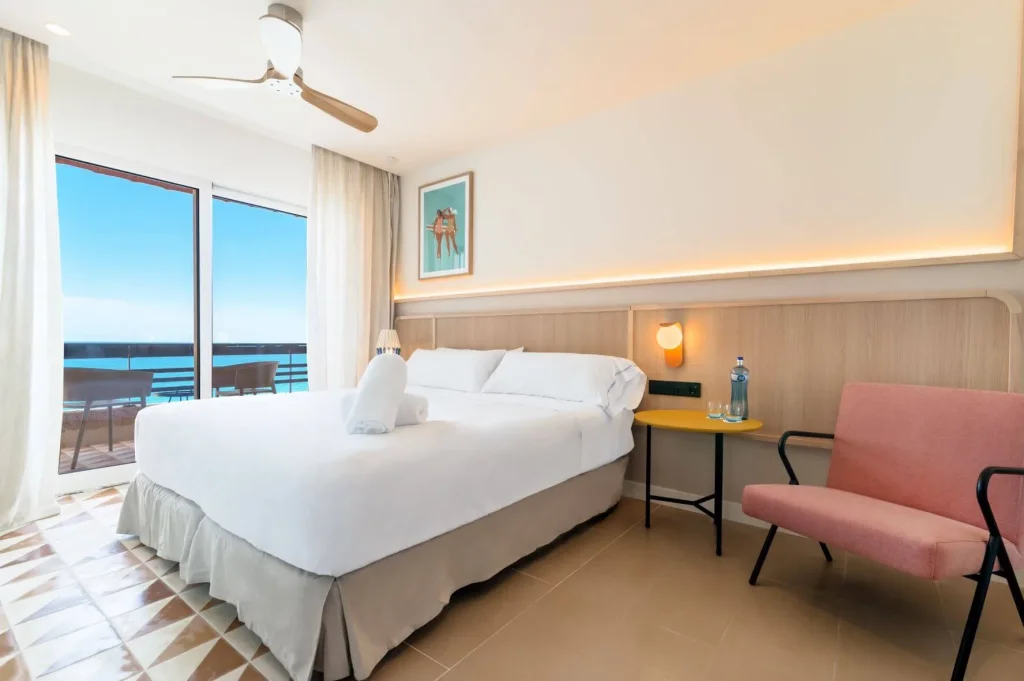 Habitación Superior del Hotel Akquaaa en Calafell, con vistas al mar Mediterráneo