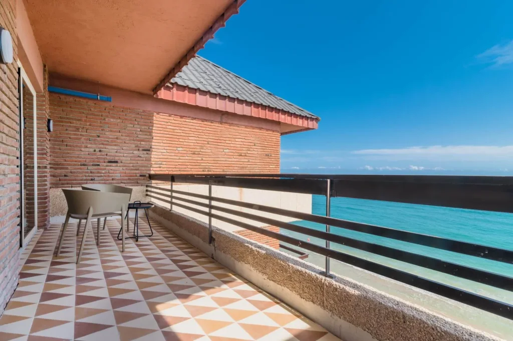 Mejores playas de Tarragona — Hotel Akquaaa, Calafell