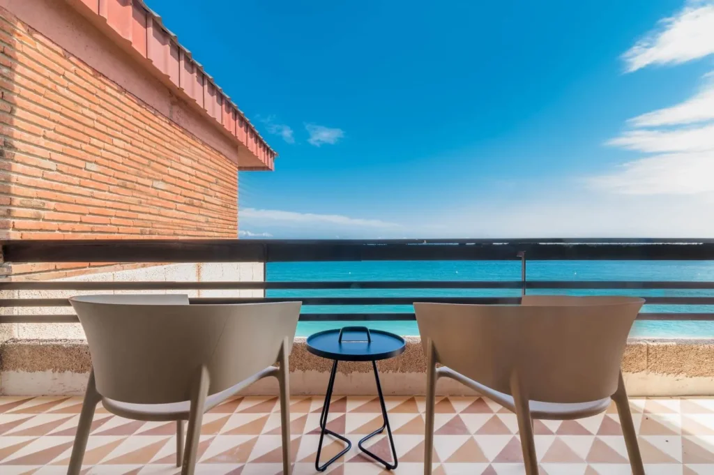 Mejores playas de Tarragona — Hotel Akquaaa, Calafell