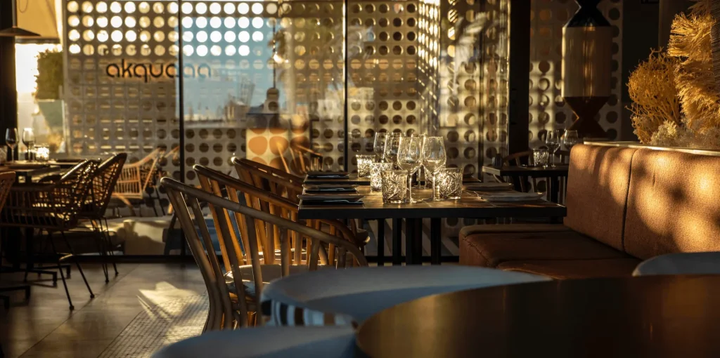 Restaurante del Hotel Akquaaa en Calafell, en primera línea de mar