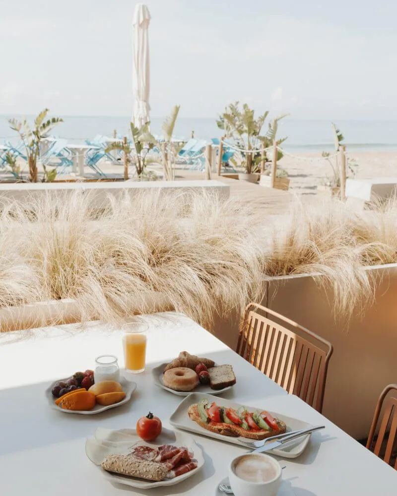 Desayuno en la terraza del Hotel Akquaaa con vistas al mar