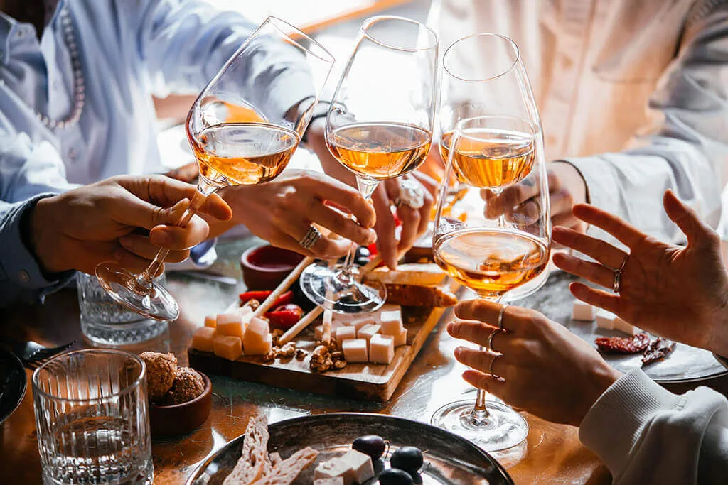 Guía de Maridajes Mediterráneos: Los Vinos Ideales para las Cenas de Julio — Hotel Akquaaa, Calafell